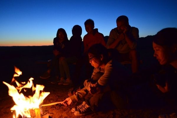 Lagerfeuer in der mongolischen Wüste